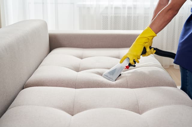 Cómo limpiar un sofá de tela 5 consejos de mantenimiento